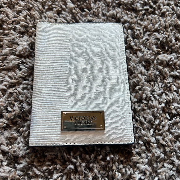 Victoria's Secret Textured White Passport Cover - Picture 1 of 6